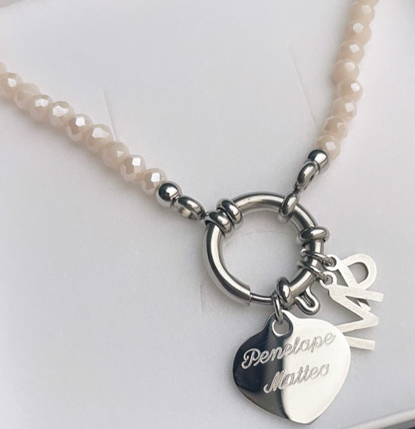 Collana perline con iniziali e cuore inciso